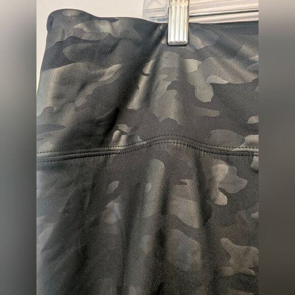 Simply Vera Wang High Rise Camo Black Faux Leather Leggings Plus Size 2X Shaping - Picture 7 of 9